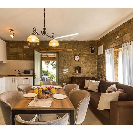 וילה Aurora Comfortable מוטובון